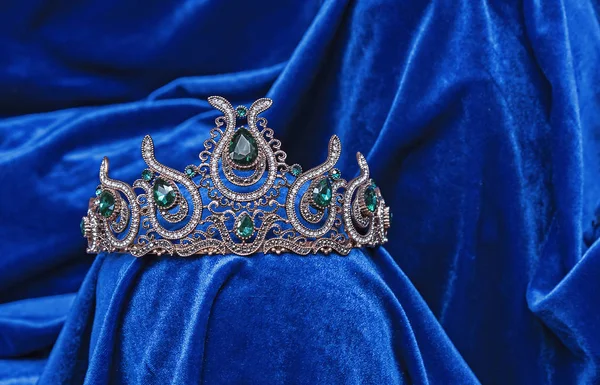 Diadème avec pierres vertes sur fond de velours bleu. La dîme orientale. Conception de bijoux . — Photo