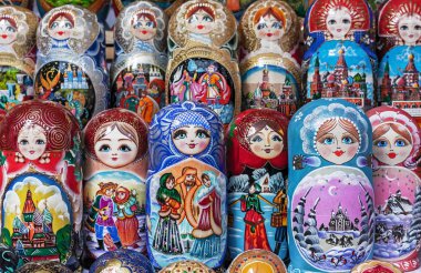 Matryoshka ulusal bir Rus hatırası. Hediyelik eşya dükkanının tezgahında Rus ahşap bebek matryoshka. İç içe bebek.