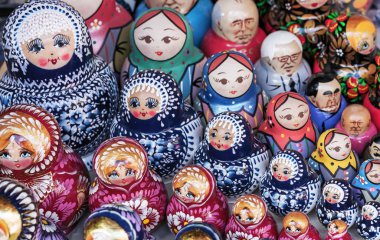 Matryoshka ulusal bir Rus hatırası. Hediyelik eşya dükkanının tezgahında Rus ahşap bebek matryoshka. İç içe bebek.