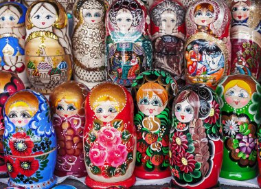 Matryoshka ulusal bir Rus hatırası. Hediyelik eşya dükkanının tezgahında Rus ahşap bebek matryoshka. İç içe bebek.