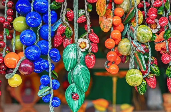 Бусины в виде ярких ягод для оформления и оформления интерьера дома . — стоковое фото