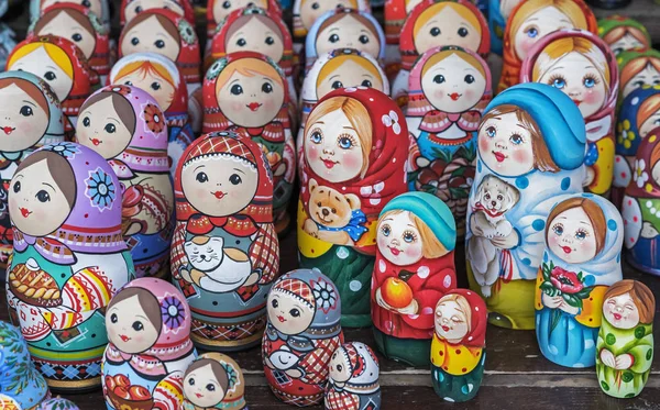 Matryoshka ulusal bir Rus hatırası. Hediyelik eşya dükkanının tezgahında Rus ahşap bebek matryoshka. İç içe bebek.