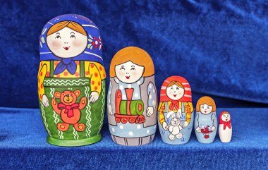 Matryoshka ulusal bir Rus hatırası. Hediyelik eşya dükkanının tezgahında Rus ahşap bebek matryoshka. İç içe bebek.