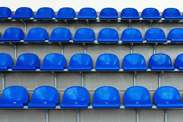 Assentos de plástico azul no estádio. Fãs do Tribuno. Assentos para espectadores no estádio . — Fotografia de Stock
