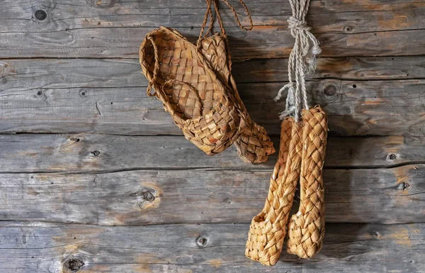 Eski bast ayakkabılar. Huş kabuğundan Lapti. Vintage Rus ulusal ayakkabı.