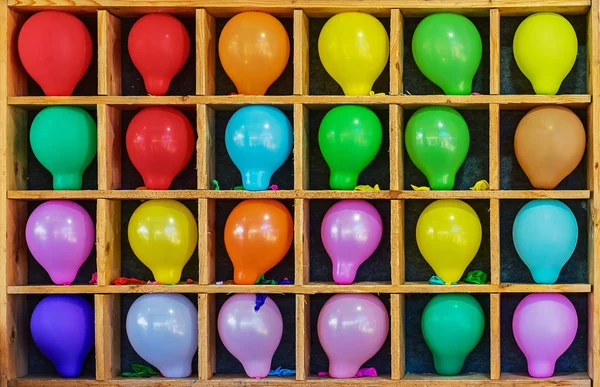 Разноцветные шарики в деревянных камерах. Фон из цветных шариков. — стоковое фото