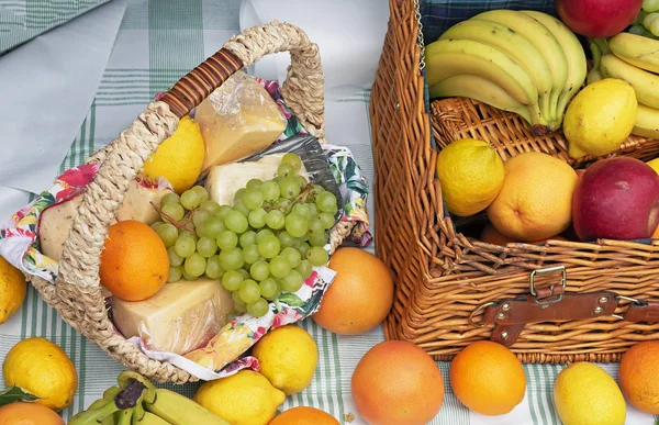 Ripe fruit in a wicker basket. Basket with cheese and fruit. — Stock Photo, Image