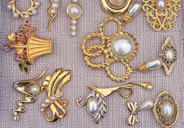 Broches avec perles sur fond beige. Bijoux fond pour la conception et la décoration . — Photo