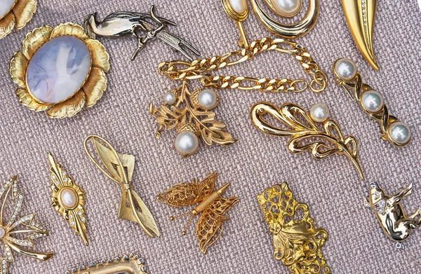 Broches con perlas sobre fondo beige. Fondo de joyería para diseño y decoración . —  Fotos de Stock