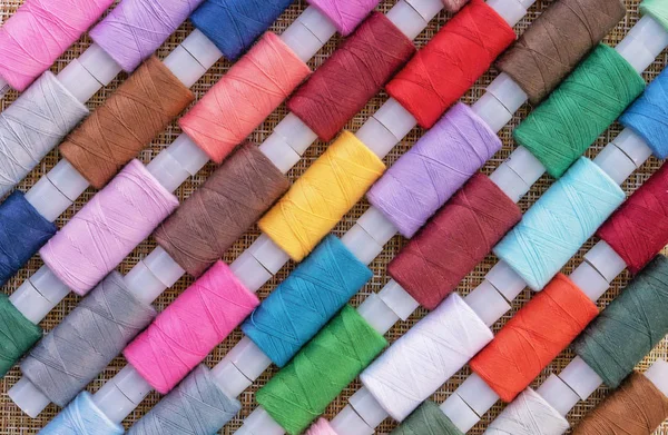 Fils à coudre multicolores. Bobines de fil pour la couture. Le concept des accessoires de couture . — Photo