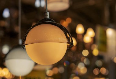 Cam abajur yuvarlak beyaz lamba.