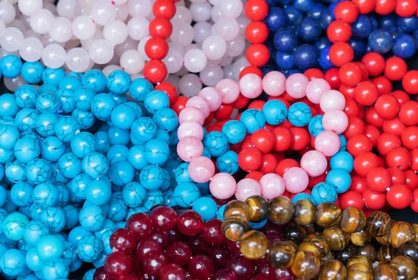 Perles et bracelets en pierres naturelles. Produits en pierres semi-précieuses . — Photo