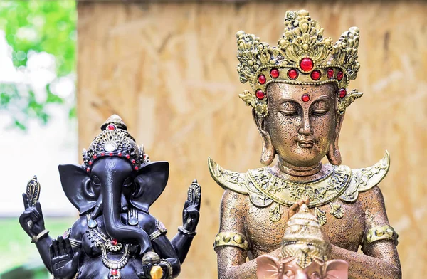 Αγαλματάκι Βούδα σε κατάστημα αναμνηστικών δρόμων. Ινδικά αγαλματάκια σουβενίρ και χειροτεχνήματα. — Φωτογραφία Αρχείου