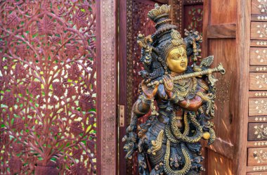 Hindu tanrısı Krishna. Flüt çalan Krishna Heykelciği.