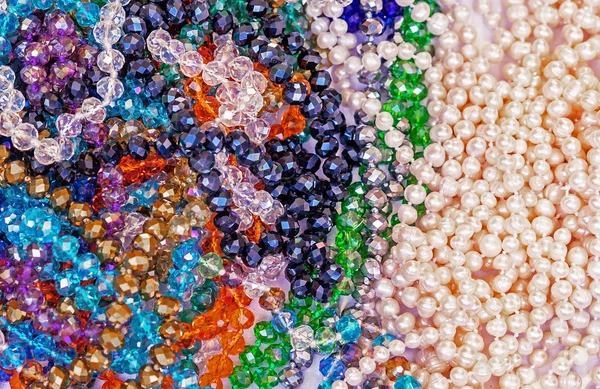 Perles et bracelets en pierres naturelles. Produits en pierres semi-précieuses . — Photo