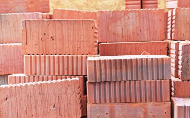 Paletteki tuğlalar. Bir ev inşa etmek için Tuğlalar.