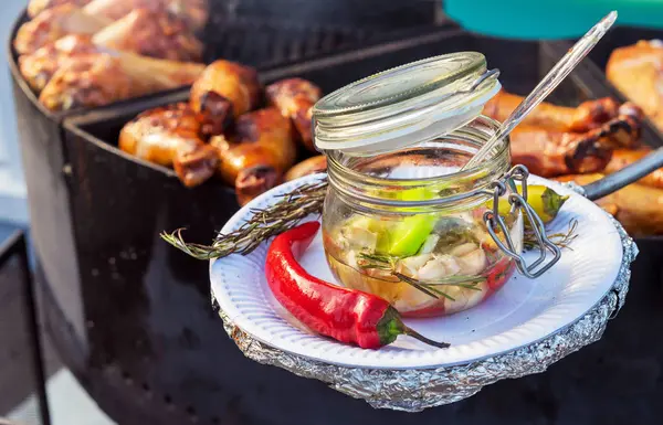 Piments rouges et un pot d'ail mariné pour barbecue . — Photo