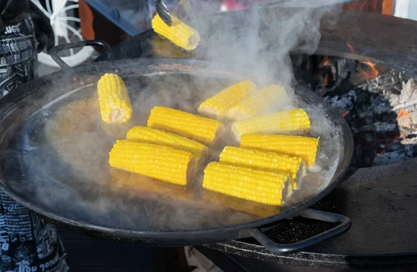 トウモロコシをゆでた熱い焼きたてのトウモロコシ。穀物作物の概念. — ストック写真