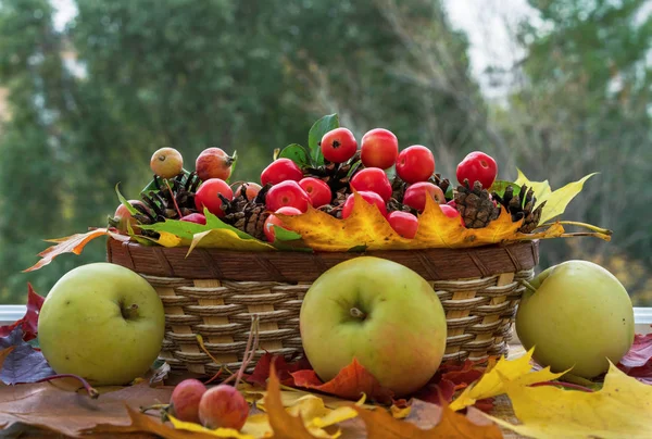 Autumn. Paradise apples in a wicker basket. Autumn composition. — Stock Photo, Image