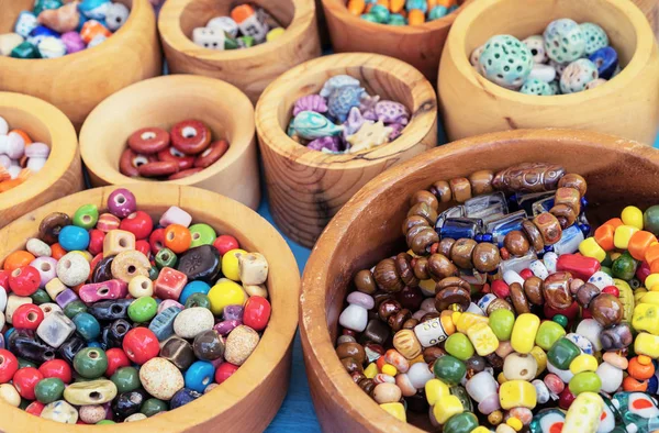 Bracelets en pierres naturelles et divers accessoires pour leur fabrication . — Photo