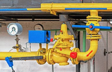 Gaz kazan dairesi ekipmanları. Gaz boru hattı ve emniyet gaz vanası.