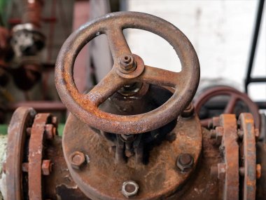 Su şebekesindeki vanaları kapatın. Gaz kazan dairesi ekipmanı.