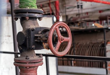 Su şebekesindeki vanaları kapatın. Gaz kazan dairesi ekipmanı.