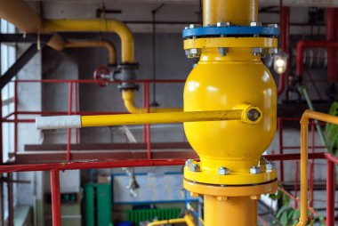 Gaz kazan dairesi ekipmanları. Gaz tedariği için top valfli gaz boru hattı.