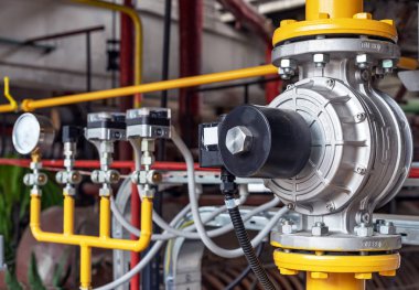 Gaz kazan dairesi ekipmanları. Gaz boru hattı ve emniyet gaz vanası.