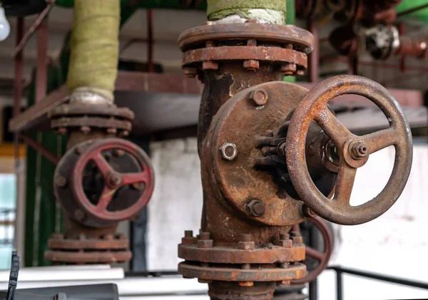 Válvulas de corte em uma rede de abastecimento de água. Equipamento de sala de caldeira a gás . — Fotografia de Stock