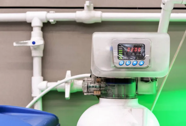 Evlerde ya da kulübelerde kurulum için kontrol vanası olan su arıtma sistemi.