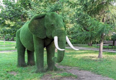 Yapay çimenlerin fili, ağaç figürü..