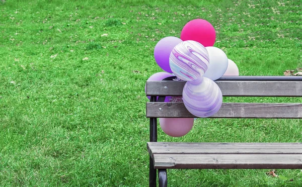 Ballons Multicolores Sur Banc Bois Dans Parc Ville — Photo