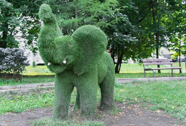 Yapay çimenlerin fili, ağaç figürü..