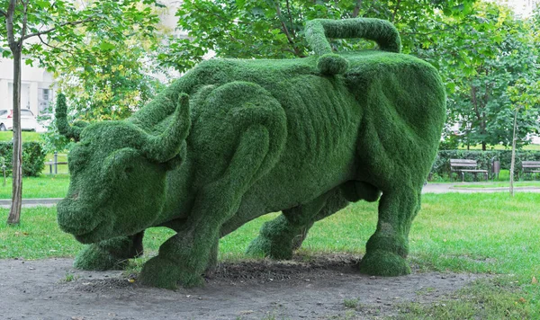Yapay çimlerden gelen boğa, ağaç figürü..