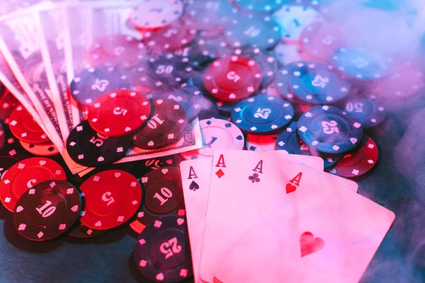 Poker jouer des jetons, des cartes et de l'argent avec de la fumée gonflée. la vue du haut — Photo
