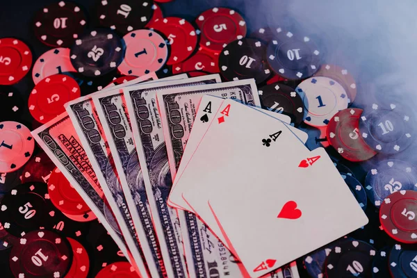 Pokerchips, Karten und Geld hautnah. der Blick von oben — Stockfoto