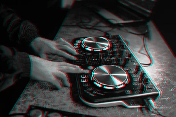 DJ консоль для смешивания музыки с руками и с размытыми людьми в ночном клубе. Черно-белое с эффектом трехмерной виртуальной реальности — стоковое фото