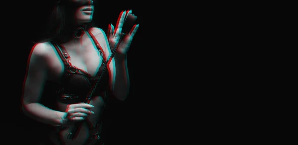 Siyah güzel sutyenli seksi kız kırbaçla oynuyor. BDSM konsepti. Arıza, siyah ve beyaz.
