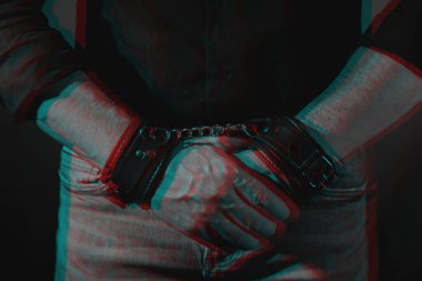 Erkeklerin elleri DDSM seksi için deri kelepçeli. İtaat ve hakimiyet. 3 boyutlu sanal gerçeklik efektiyle siyah ve beyaz