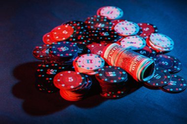 Poker. Oyun fişleri, bahislere yatırılan para. Kapat. Sanal gerçeklik efekti