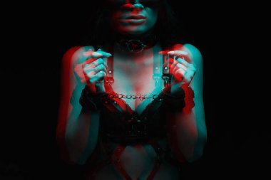 bdsm. Kelepçeli bir kız ve seksi siyah deri iç çamaşırları. Arıza, siyah ve beyaz.
