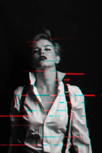 Retrato de una chica con una camisa blanca con tirantes y lápiz labial rojo. foto con el grano tirado. Blanco y negro con efecto de realidad virtual de fallo 3D — Foto de Stock