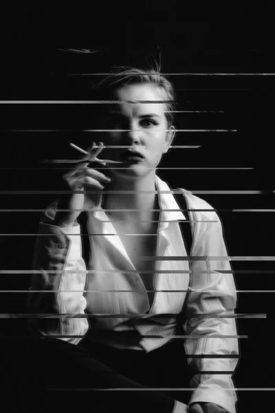 Foto en blanco y negro de una chica fumando un cigarrillo. en el estilo Noir. con el grano tirado en la foto. Blanco y negro con efecto de realidad virtual de fallo 3D — Foto de Stock