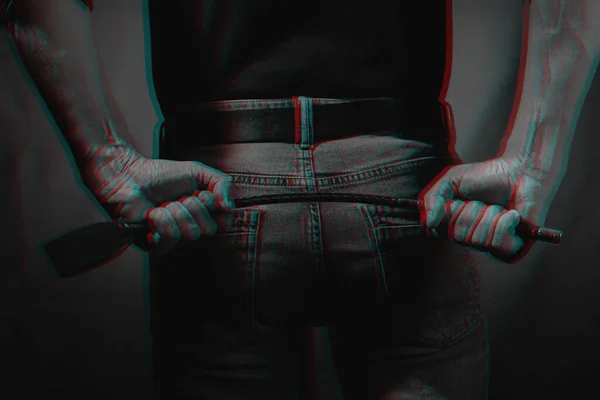 Seksi bir adam arkasında kırmızı bir arka planda kırbaç tutuyor. 3 boyutlu sanal gerçeklik efektiyle siyah ve beyaz — Stok fotoğraf