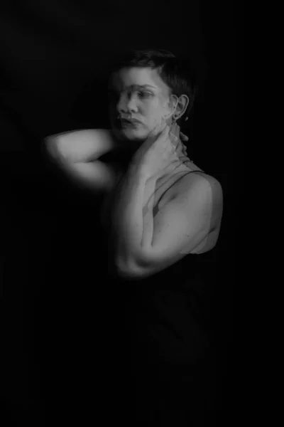 Retrato de una joven con trastornos mentales. Blanco y negro con efecto glitch — Foto de Stock