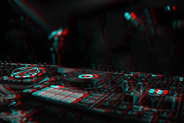 DJ console per mixare musica con persone sfocate che ballano a una festa in discoteca. Bianco e nero con effetto realtà virtuale glitch 3D — Foto Stock