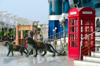 Sharm El Sheikh, Mısır - 9 Mayıs 2018: Kırmızı telefon kulübesi İngiliz tarzı ve heykel alanında popüler alışveriş ve eğlence Soho Square, Sharm El Sheikh, Mısır