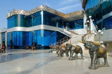 Sharm El Sheikh, Mısır - 9 Mayıs 2018: Fil popüler alışveriş ve eğlence alanı Soho Square, Sharm El Sheikh, Mısır heykeller