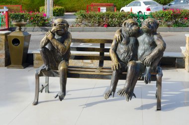 Sharm El Sheikh, Mısır - 9 Mayıs 2018: popüler alışveriş ve eğlence kompleksi Soho Meydanı bankta oturan üç komik maymun tasvir eden heykel kompozisyon